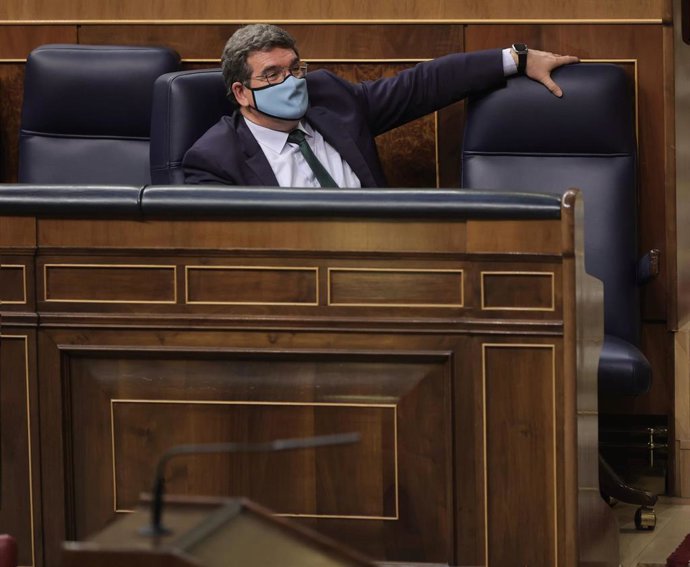 El ministro de Inclusión, Seguridad Social y Migraciones, José Luis Escrivá, en una sesión plenaria de la Cámara Baja, en una imagen de archivo.