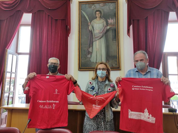 La concejala Mercedes Carmona y representantes de la Asociación Santa Eulalia con camisetas de los caminos eulalientes.