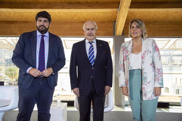 De izquierda a derecha, el presidente del PP regional Fernando López Miras en la quinta jornada de la Convención Nacional del PP  junto al ex presidente de Colombia, Andrés Pastrana, y la alcaldesa de Cartagena, Noelia Aroyo