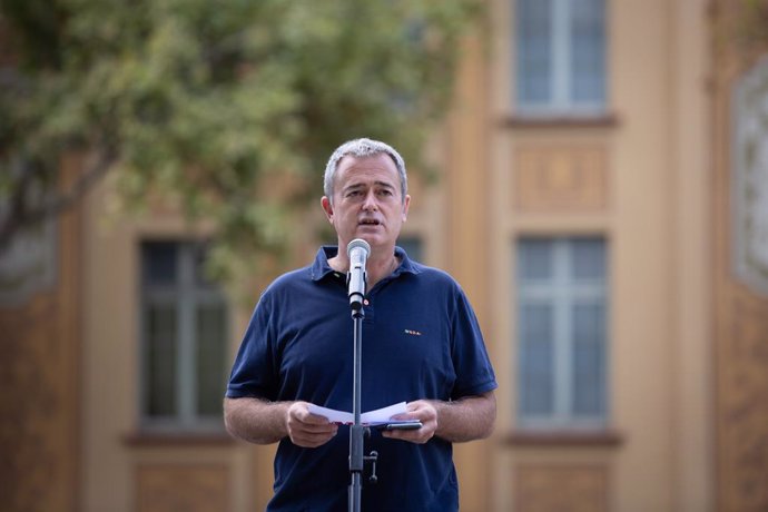 El president de l'AMI, Jordi Gaseni, en l'acte de commemoració de l'aniversari de l'1-O davant l'Escola Ramón Llull