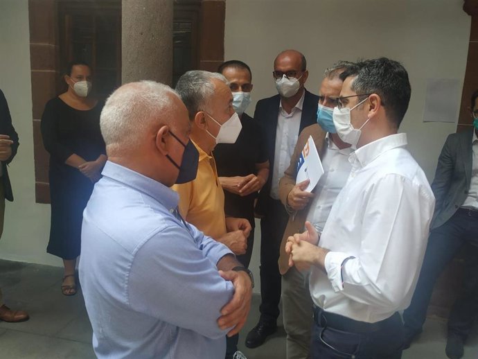 El secretario general de UGT, Pepe Álvarez, dialoga con el presidente de Canarias, Ángel Víctor Torres, y el ministro de la Presidencia