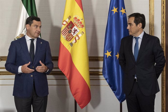 El presidente de la Junta de Andalucía, Juanma Moreno (i), durante su reunión con el portavoz parlamentario del PP-A, José Antonio Nieto (d),en el marco de las reuniones con los partidos con representación parlamentaria para abordar la negociación del p