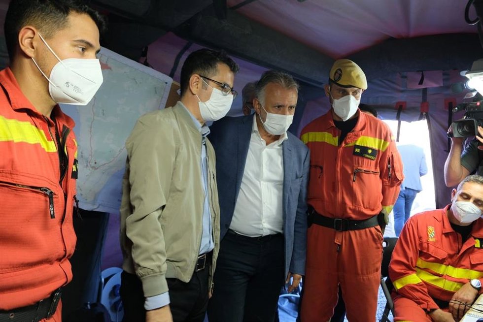 El ministro de la Presidencia, Félix Bolaños, y el presidente del Gobierno de Canarias, Ángel Víctor Torres, en una visita al puesto de mando avanzado en La Palma