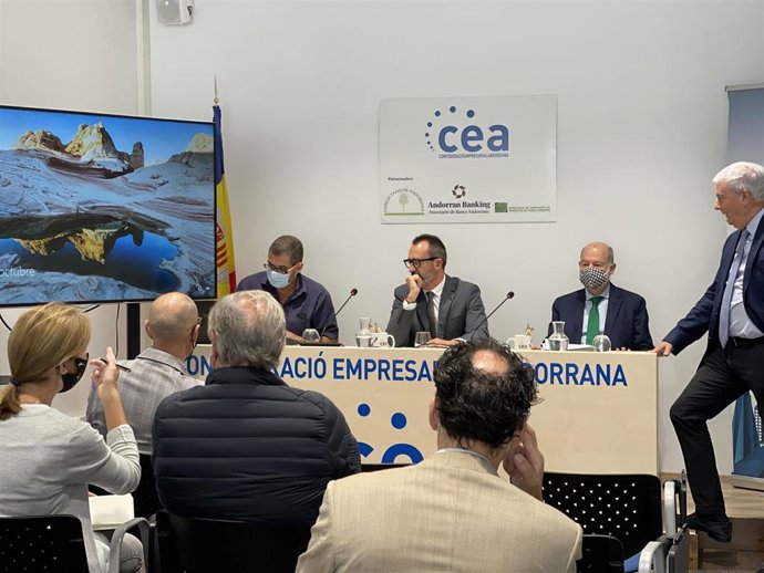 El ministro Filloy presidiendo la reunión en las instalaciones de la CEA.