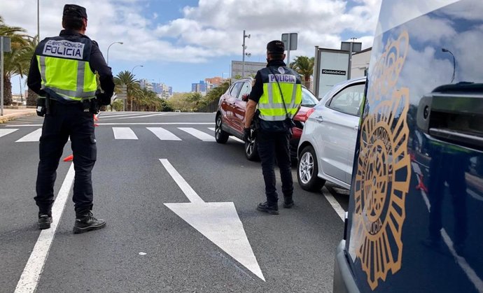 Archivo - Agentes de la Policía Nacional realizan un control durante el estado de alarma