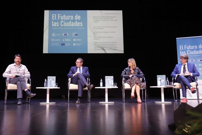 Los alcaldes de Benidorm y de Soria, y la alcaldesa de Sant Boi, en la mesa redonda de este viernes en los Diálogos 'El futuro de las ciudades', desarrollados en Logroño.