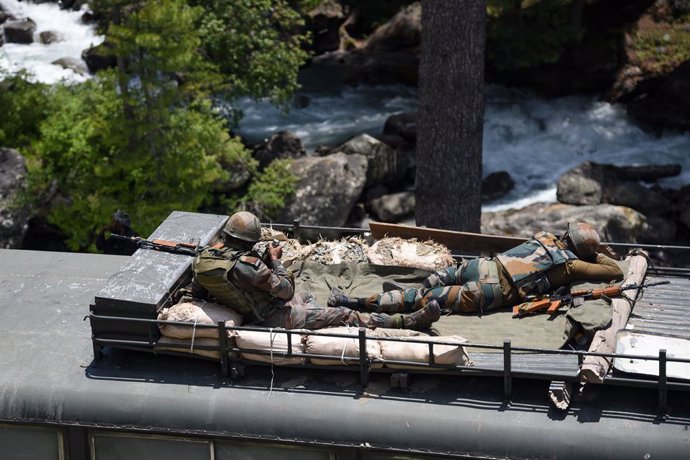 Archivo - 18 June 2020, India, Ganderbal: Indian army soldiers nap on top of an armored vehicle as their convoy moves along the national highway leading to the Ladakh region. India and China are engaging in a dialogue to cool down the situation in the b