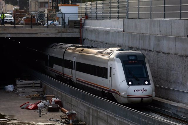 Archivo - Un tren circula por el túnel construido de acceso a la estación Murcia del Carmen