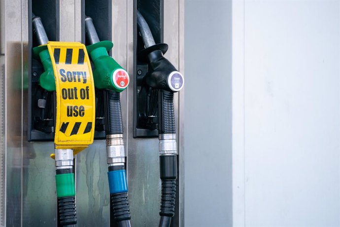29 September 2021, United Kingdom, London: General view of an 'out of use' sign on pumps at a petrol station in west London. Britain deploys army soldiers and more fuel trucks to ease the fuel shortage crisis. Photo: Dominic Lipinski/PA Wire/dpa