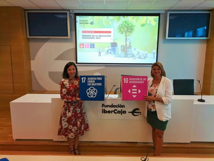 La  responsable del programa de Educación Financiera de Fundación Ibercaja, Carmen Campos, y la jefa del Área de Desarrollo Profesional, Mayte Santos.