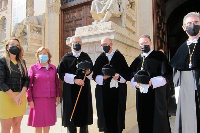 Las consejeras del Gobierno de Aragón Maru Díaz y María Victoria Broto y los cuatro rectores del Campus Iberus.