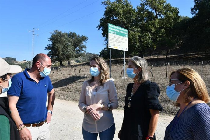 La delegada territorial de Agricultura, Ganadería y Pesca de la Junta de Andalucía en Cádiz, Ana Bertón, durante su visita a Prado del Rey,