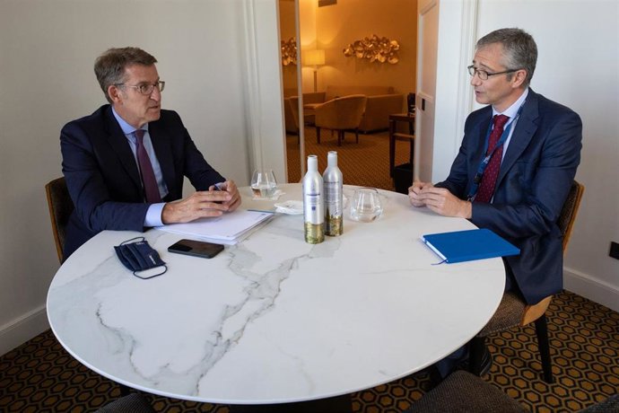 El presidente del Gobierno gallego, Alberto Núñez Feijóo, se reúne con el gobernador del Banco de España, Pablo Hernández de Cos, para evaluar los retos para la recuperación económica tras la pandemia