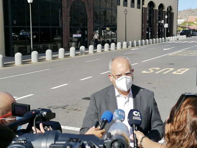 El presidente del Cabildo de La Gomera, Casimiro Curbelo, hace declaraciones a los medios en el Aeropuerto de la isla