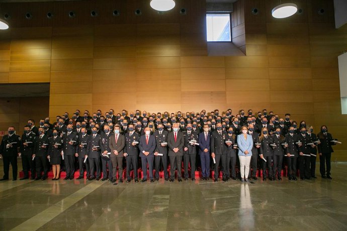 Acto de graduación de los 112 nuevos agentes que han participado en la primera edición de la XXXIII promoción del Curso Selectivo de Formación Inicial de Policía Local y los cinco subinspectores de la XV promoción del Curso Selectivo para esta categoría.