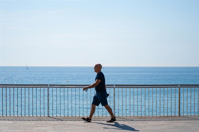 Archivo - Un hombre pasea sin mascarilla 