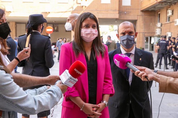 La consejera de Bienestar Social, Bárbara García Torijano, ha asistido al acto institucional del Día de la Policía Nacional con motivo de la celebración de los Ángeles Custodios, en la Jefatura Superior de Policía.