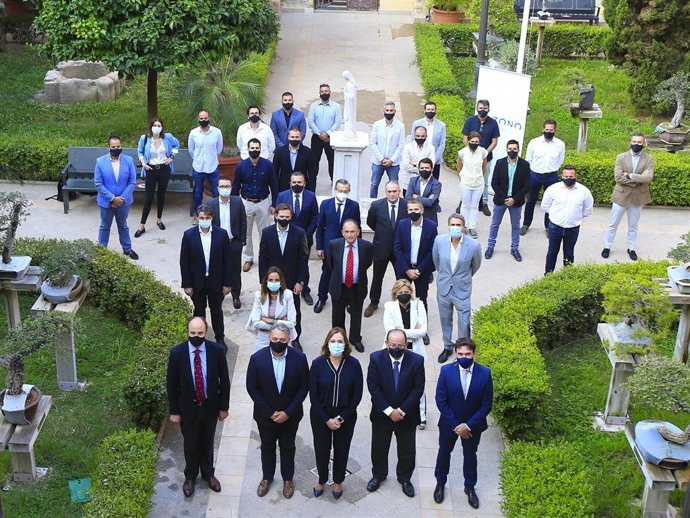 Imagen De Grupo De Los Asistentes A La Presentación Del Curso De Experto Universitario En Gestión De Servicios Públicos UCAM-HOZONO.