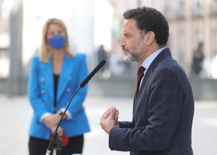 El portavoz adjunto de Ciudadanos en el Congreso de los Diputados, Edmundo Bal, ofrece declaraciones a los medios en el patio del Congreso