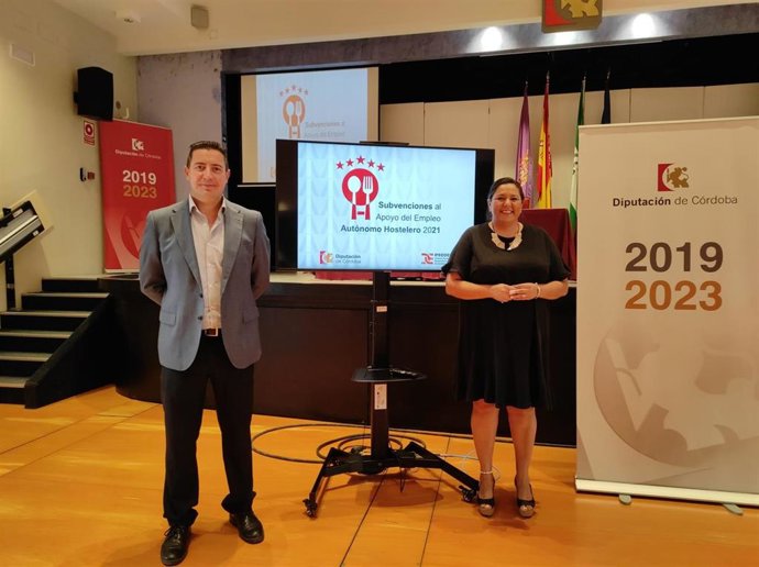 La presidenta de Iprodeco, Dolores Amo, y el presidente de Hostecor, Francisco de la Torre.