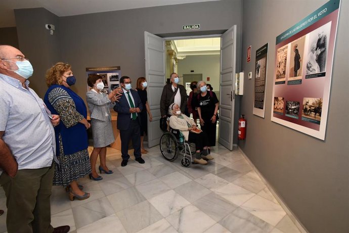 Apertura de una exposición sobre mujeres en el espacio público