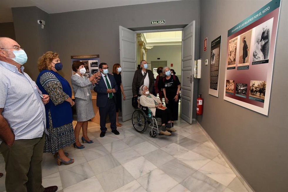 Apertura de una exposición sobre mujeres en el espacio público