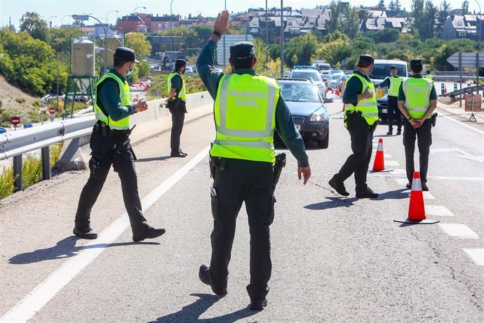 Archivo - Agentes de la Guardia Civil vigilan durante un control efectuado por la crisis del COVID