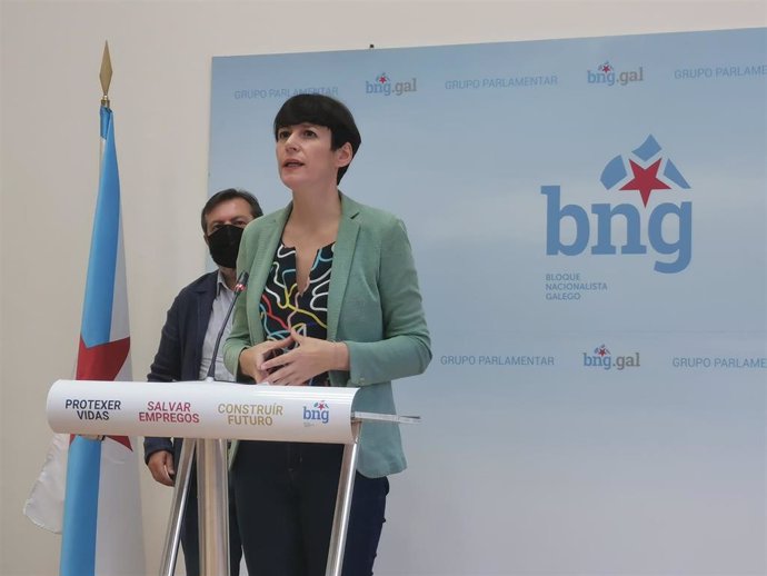 A portavoz nacional do BNG, Ana Pontón, en rolda de prensa acompañada do deputado no Parlamento de Galicia Luís Bará.