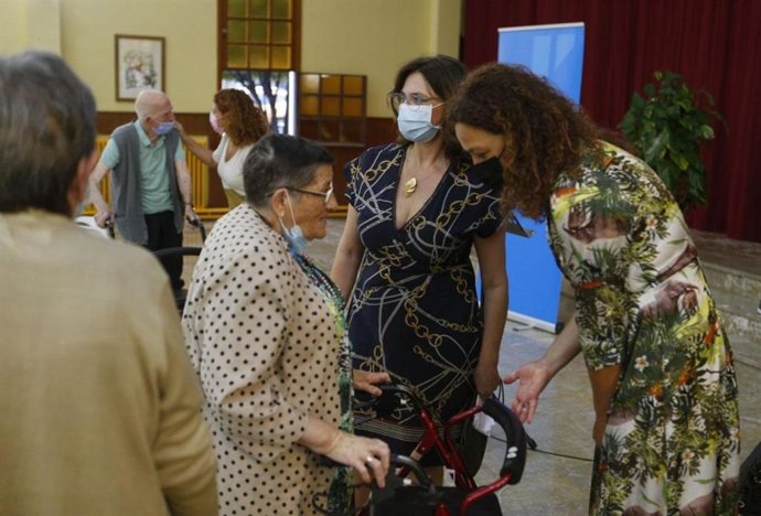 La presidenta del Consell de Mallorca, Catalina Cladera, visita la Llar d'Ancians.