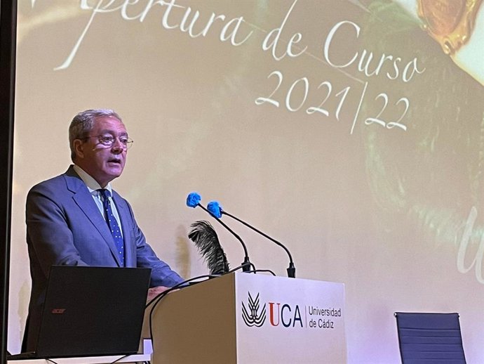Rogelio Velasco en la apertura de la UCA