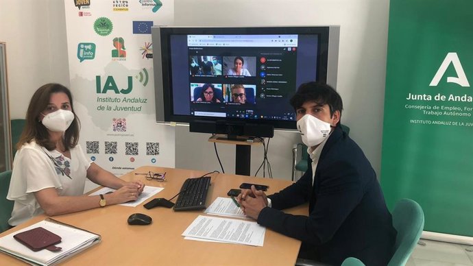 La directora general del Instituto Andaluz de la Juventud (IAJ), Carmen Poyato López, ha mantenido un encuentro virtual con cuatro andaluces que han sido seleccionados para integrar el Órgano de Representación Juvenil Intermediterráneo
