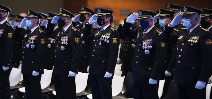 Varios policías nacionales, durante el acto del Día de la Policía Nacional, en Ifema, a 1 de octubre de 2021, en Madrid (España). Esta ceremonia incluye un homenaje a los caídos en acto de servicio y la imposición de condecoraciones al mérito policial
