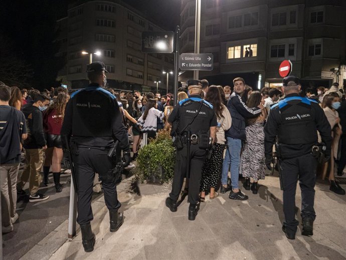 Agentes de policía vigilan las aglomeraciones de grupos de jóvenes en la vía pública de Santiago de Compostela, a 1 de octubre de 2021