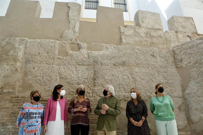 La consejera de Cultura y Patrimonio Histórico, Patricia del Pozo, en una visita al tramo de la muralla islámica de Sevilla descubierto en la sede de la Fundación Alejandro Rojas Marcos