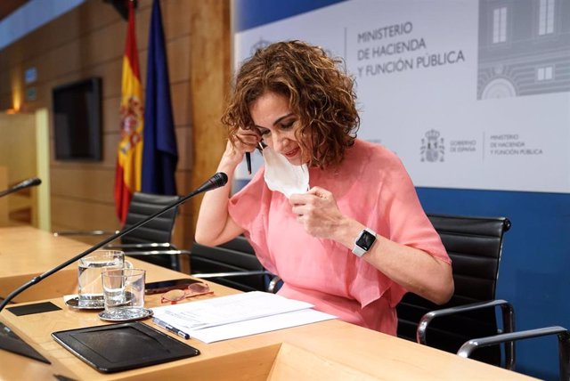 Archivo - La ministra de Hacienda y Función Pública, María Jesús Montero, se quita la mascarilla para ofrecer una rueda de prensa tras presidir la Conferencia Sectorial del Plan de Recuperación, Transformación y Resiliencia en la sede ministerial, a 2 de 