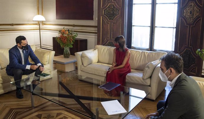 El presidente de la Junta de Andalucía, Juanma Moreno (i), durante su reunión con los coportavoces de Unidas Podemos por Andalucía, Toni Valero (1d), y Martina Velarde (c); .En el marco de las reuniones con los partidos con representación parlamentaria 