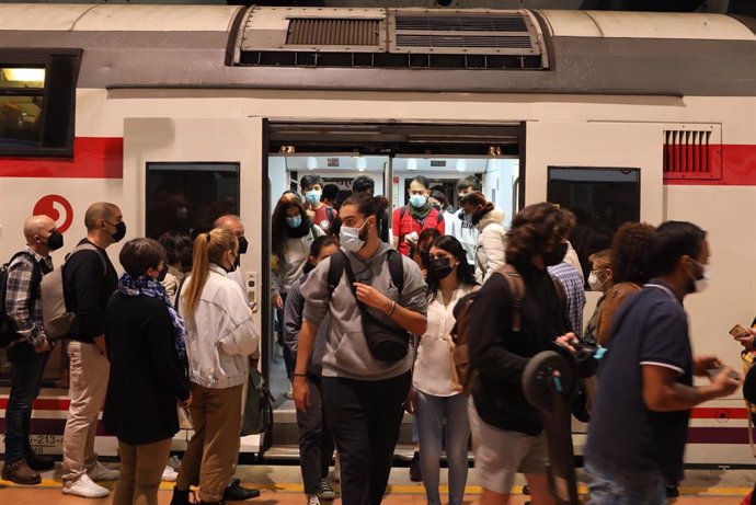 Un gran número de pasajeros sale de un tren en la estación de Madrid - Puerta de Atocha