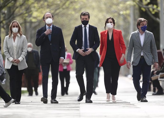 Archivo - (I-D) El presidente del PP de Madrid, Pío García-Escudero; el líder del PP, Pablo Casado; la presidenta de la Comunidad de Madrid, Isabel Díaz Ayuso; y el alcalde de Madrid, José Luis Martínez-Almeida, conversan a su llegada a la presentación 