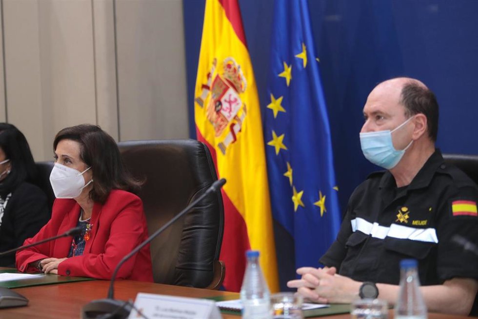 La ministra de Defensa, Margarita Robles, junto al jefe de la Unidad Militar de Emergencias (UME), el teniente general Luis Martínez Meijide