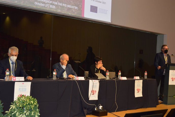 Luis Romero González, José Manuel Sánchez-Vizcaíno, Elisenda Guillaumes y Jaume Bernis.