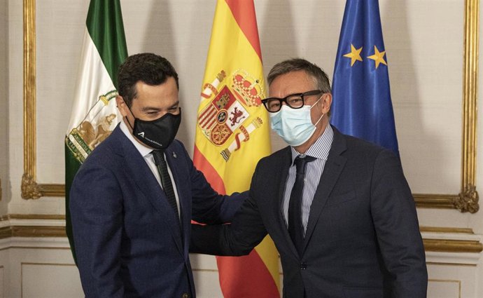 El presidente de la Junta, Juanma Moreno (i), durante su reunión con el portavoz del grupo parlamentario Vox, Manuel Gavira (d). En el marco de las reuniones con los partidos con representación parlamentaria para abordar la negociación del proyecto de P