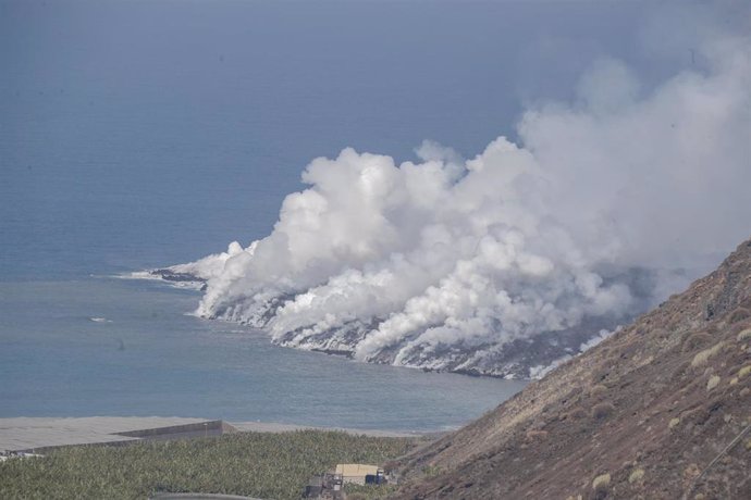 Fotografía de la lava en el mar. Erupción Cumbre Vieja, en La Palma.