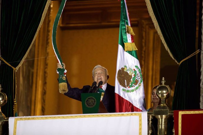 15 September 2021, Mexico, Mexico City: Mexican President Andres Manuel Lopez Obrador leads the ceremony of the Grito de Independencia (the Cry of Independence) from the National Palace on the eve of the Independence Day of Mexico. Photo: -/El Universal