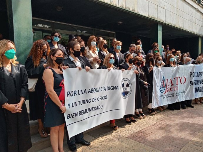 Angela Mulas en la concentración de los abbogados de oficio.