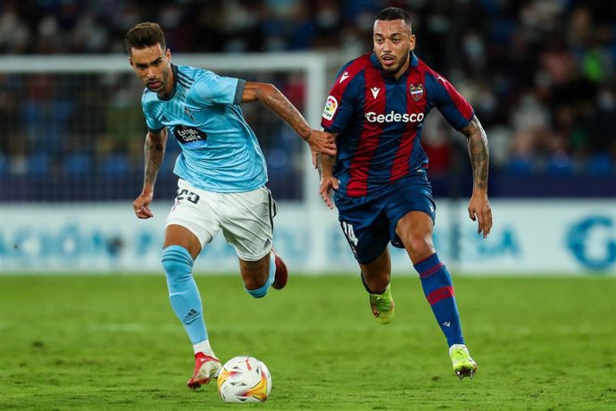 Brais Mendez pugna por un balón con Rubén Vezo en el Levante-Celta de LaLiga Santander 2021-2022