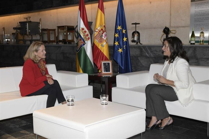 La ministra, Nadia Calviño, junto a la presidenta del Gobierno de La Rioja, Concha Andreu