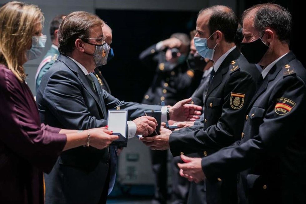 García Seco y Fernández Vara entregan las condecoraciones a los policías.