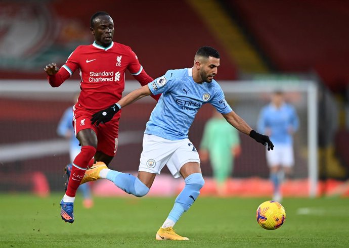 Archivo - 07 February 2021, United Kingdom, Liverpool: Liverpool's Sadio Mane (L) and Manchester City's Riyad Mahrez battle for the ball during  the English Premier League soccer match between Liverpool and Manchester City at Anfield. Photo: Laurence Gr