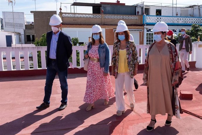 María Eugenia Limón visita las obras del Centro de Mayores de Punta Umbría.
