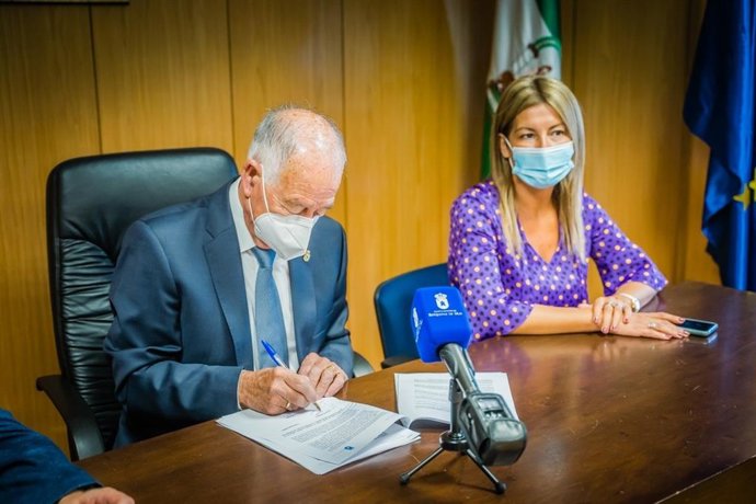 El alcalde de Roquetas de Mar (Almería), Gabriel Amat, firma el contrato de obras de acceso al futuro centro hospitalario.